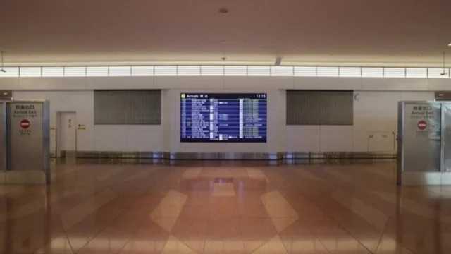 Variante Omicron, il Giappone chiude le frontiere: l'aeroporto di Tokyo deserto dopo l'annuncio del governo