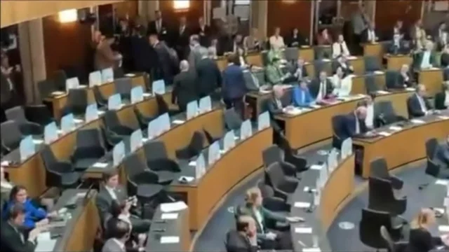 Parlamentari di estrema destra abbandonano l'aula durante il discorso di Zelensky
