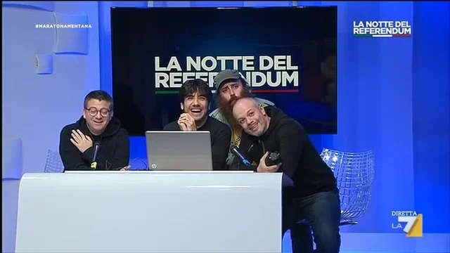Enrico Mentana legge la vignetta di Makkox imitando Matteo Renzi