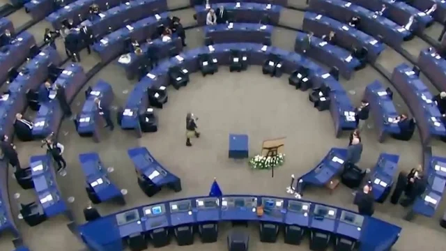 Il Parlamento europeo ricorda David Sassoli: le rose bianche sui banchi