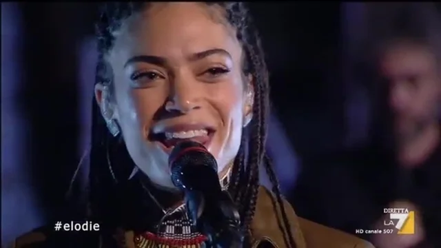 Elodie suona dal vivo a Propaganda Live la sua "Guaranà"