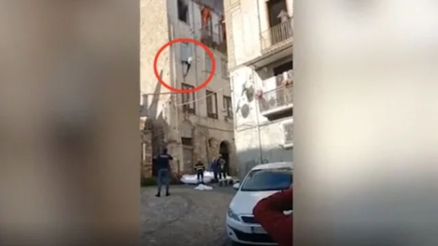 Si butta dalla finestra per scappare dalle fiamme: il video è virale