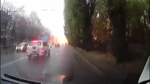 Ucraina, bomba russa esplode in mezzo alla strada a Dnipro. Il video