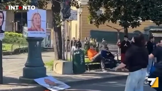 Studenti di Genova lanciano uova e arance contro i manifesti di Meloni e Von der Leyen