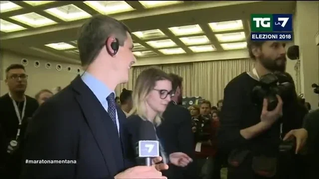 Paolo Celata nel tentativo di bloccare Alessandro Di Battista: ci ha fregato