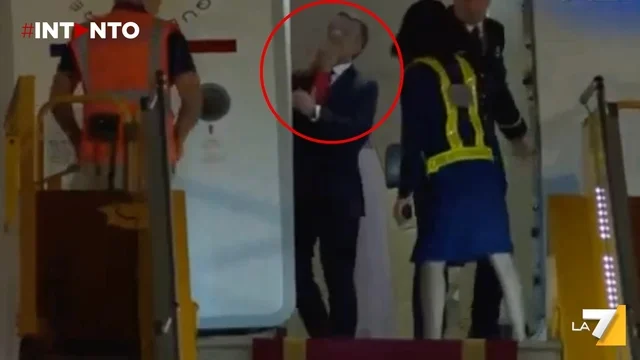 Macron schiaffeggiato dalla moglie Brigitte prima di scendere dall'aereo: il video diventa virale