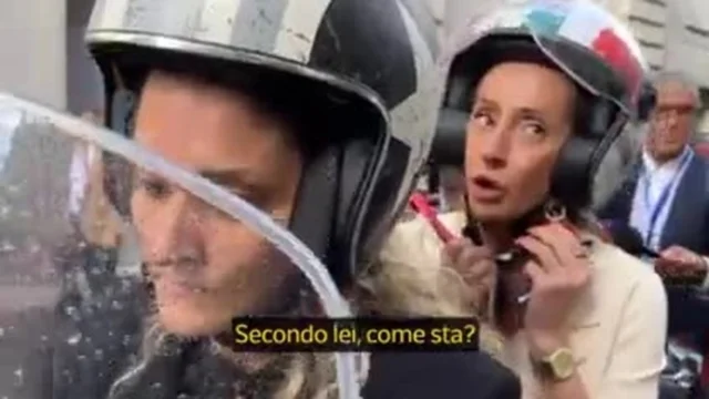 "Secondo lei come sta?", Arianna Meloni risponde polemica ai giornalisti che chiedono di Giambruno