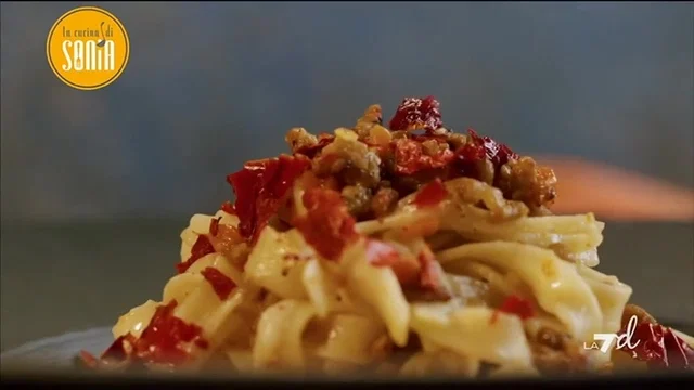 Fettuccine al ragù di vitello, fonduta di pecorino romano e peperoni cruschi