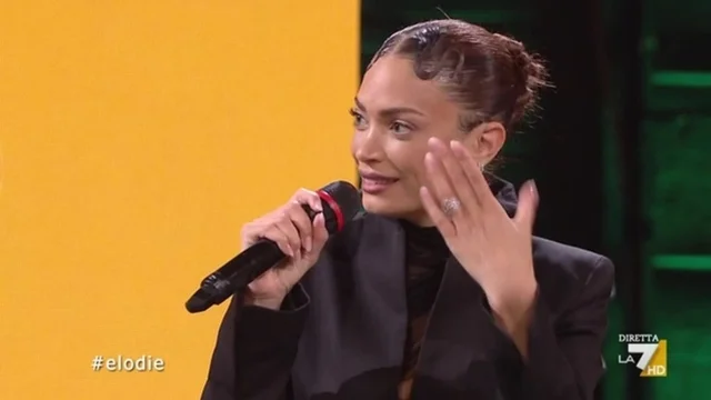 Elodie e il siparietto con Diego Bianchi: "Ho caldo ma non tolgo la giacca, almeno nelle trasmissioni impegnate..."