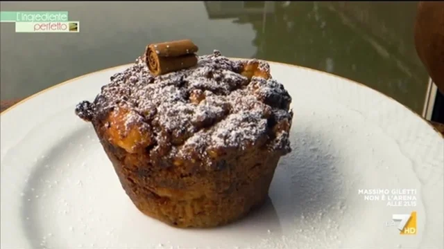 Tortino di panettone con mele alla cannella e scaglie di cioccolato