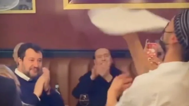 Berlusconi e Salvini festeggiano a Milano nel nuovo locale di Briatore: "Hip hip hurra!"