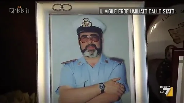 Il vigile eroe umiliato dallo Stato