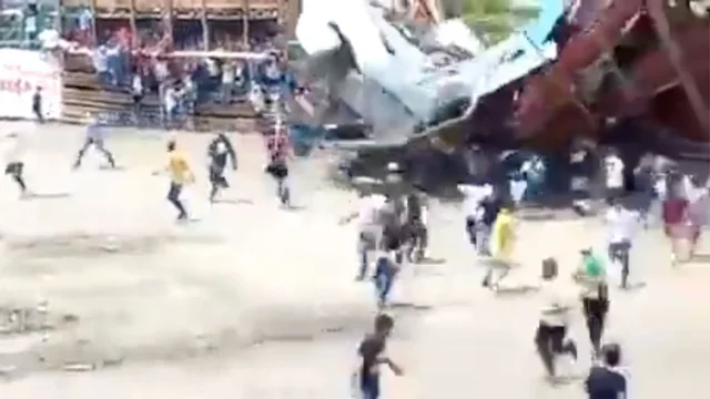 Colombia, crolla la tribuna durante la corrida: le drammatiche immagini