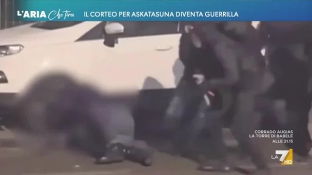Il corteo per Askatasuna diventa guerrilla