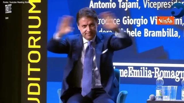 Siparietto tra Salvini e Conte: “Maggioranza pronta a rivedere Reddito di cittadinanza”, ma l'ex Premier si sbraccia per smentire