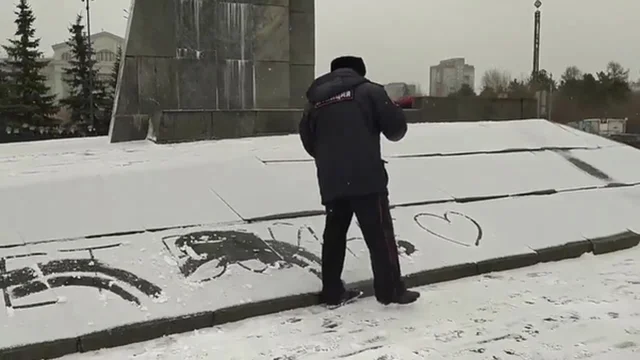 Russia: il poliziotto cancella il messaggio sulla neve "No alla guerra"