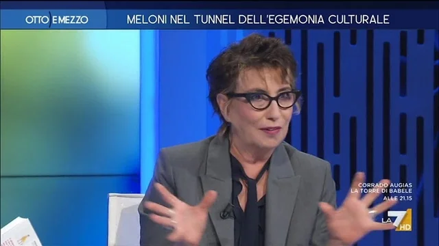 Dandini: “Meloni dovrebbe dire grazie alle madri costituenti: vorrei mandarle il mio libro ma non ho l’indirizzo”
