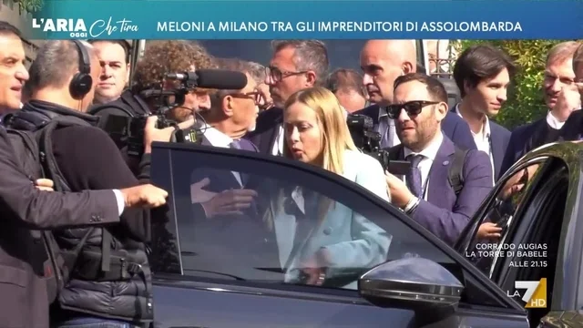 Parenzo commenta così il botta e risposta tra l'inviato de Le Iene e Giorgia Meloni: "Sembra un film muto..."
