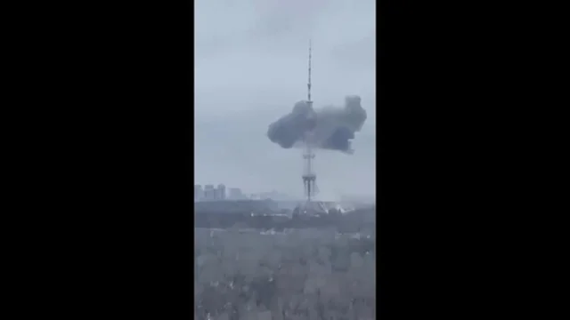 VIDEO | La Russia colpisce la torre della TV a Kiev