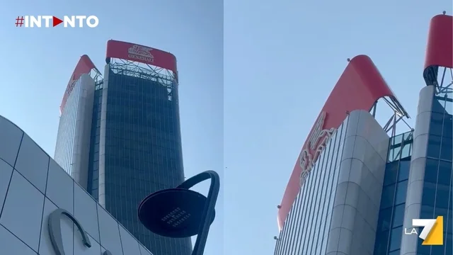 Milano, cede l’insegna Generali della Torre Hadid: area transennata a CityLife