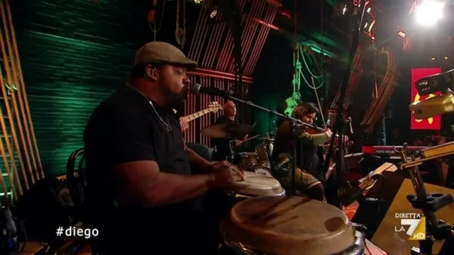 Manu Chao - La Vida Tombola: la propagandaorkestra ricorda Maradona