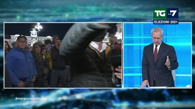 Trieste, Mentana all'inviato: "Accendi la luce che ritornano, sono come sul set". E ritornano subito i cori da stadio arrivando anche a strattonare il cameraman