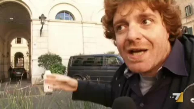 ALESSANDRO SORTINO CERCA DI INTERVISTARE L'ONOREVOLE STRACQUADANIO