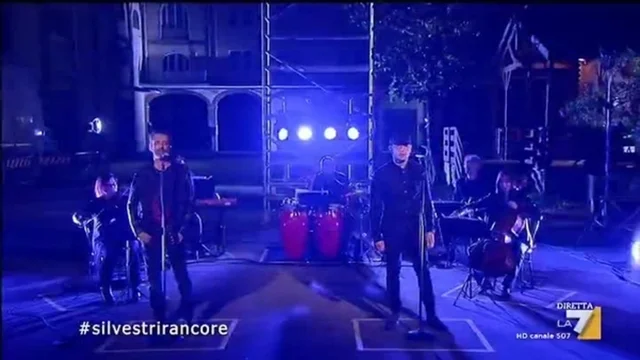La #propagandaorkestra suona "Il mio nemico (Invisibile)" con Daniele Silvestri e Rancore