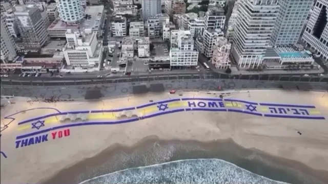 Enorme scritta di ringraziamento per Donald Trump sulla spiaggia di Tel Aviv