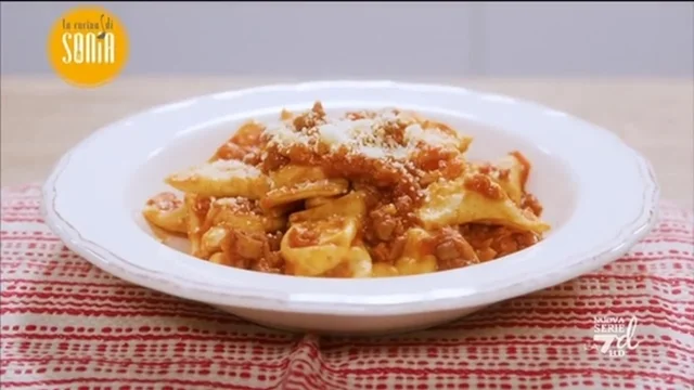 Agnolotti ripieni di patate e pecorino con ragù di salsiccia