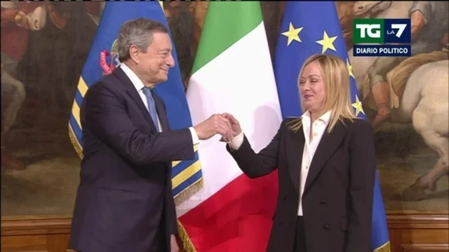 Governo, Giorgia Meloni riceve la campanella da Mario Draghi