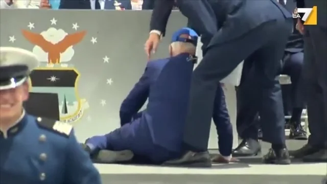 Biden cade sul palco durante una cerimonia