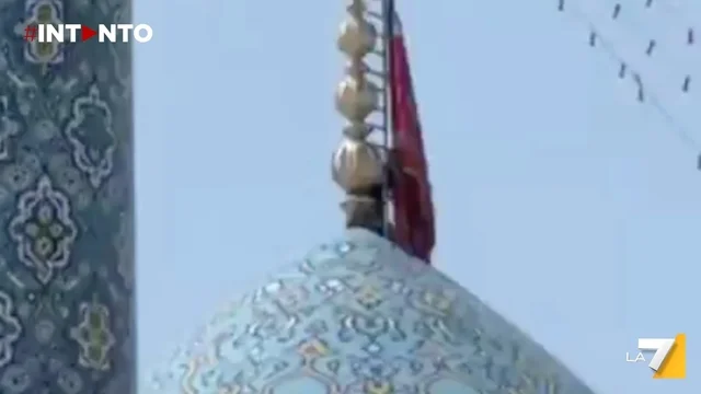 Conflitto Israele-Iran: la bandiera rossa della vendetta sventola sulla moschea di Jamkaran