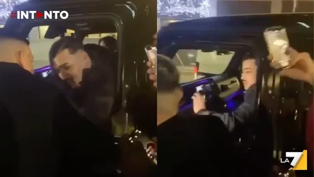 Simba La Rue, il rapper schiaffeggia un fan che chiedeva una foto: il video