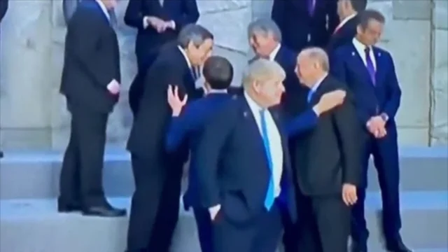 Boris Johnson ignorato al vertice Nato: il video è virale