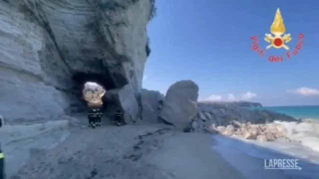 Crollano massi sulla spiaggia di Tropea: le immagini