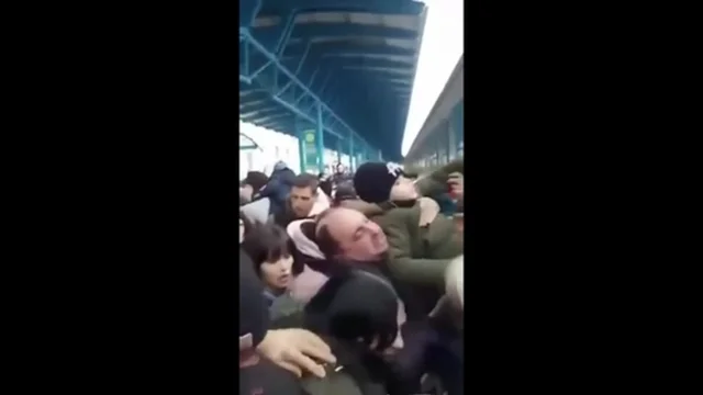 Dramma alla stazione di Zaporozhye: la folla si accalca per scappare dopo i bombardamenti