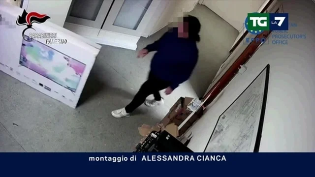 Preside arrestata a Palermo: il video shock mentre porta via tv, tablet e cibo della scuola