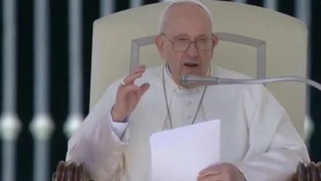 Il messaggio ironico di Papa Francesco alle suocere: "State attente con la lingua"