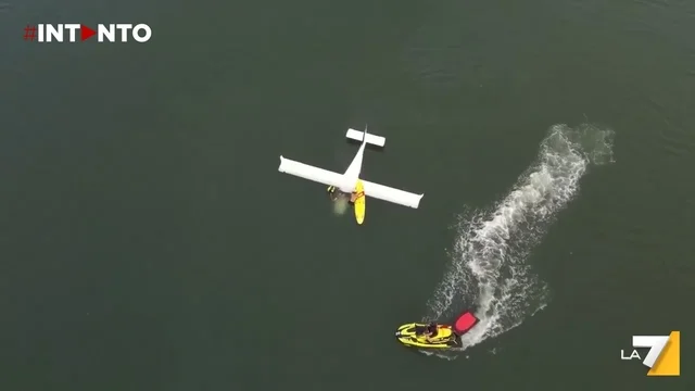 Atterraggio di emergenza in mare: pilota salvato dai soccorritori