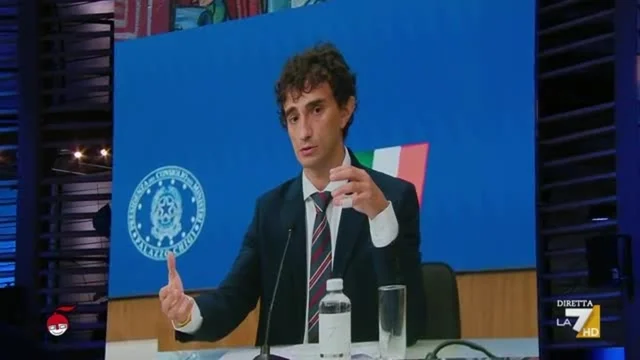 Floris punge Bignami: "Qui in abiti borghesi, più famoso in un'altra versione..."