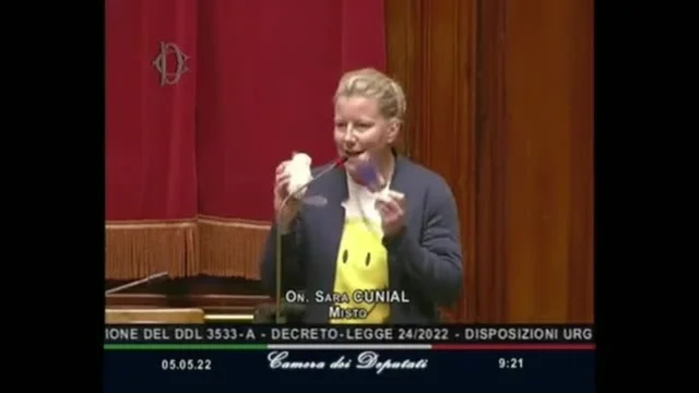 "Vi consiglio di starmi molto lontani: ho con me acqua santa, aglio e paletto", l'intervento di Sara Cunial alla Camera