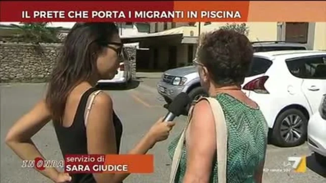 Il prete che porta i migranti in piscina