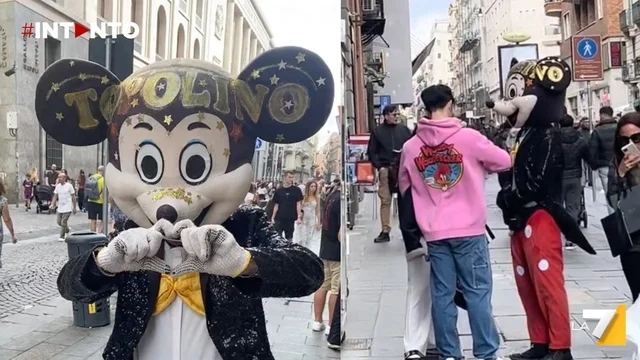 Napoli, “Topolino” in via Toledo minaccia e estorce denaro ai passanti: la denuncia parte dai social