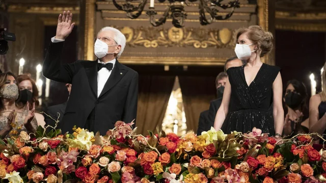 Standing ovation per Mattarella alla Scala. E dal pubblico gridano “bis”