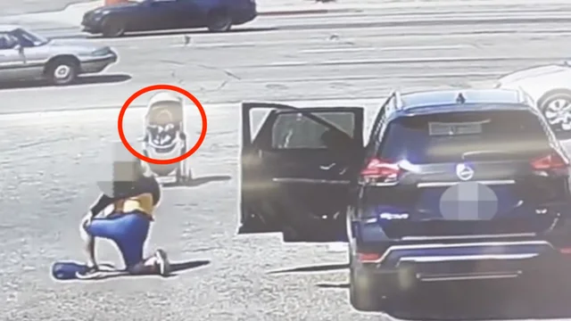 Il passeggino corre verso la strada con le auto che sfrecciano: gesto eroico dell'uomo