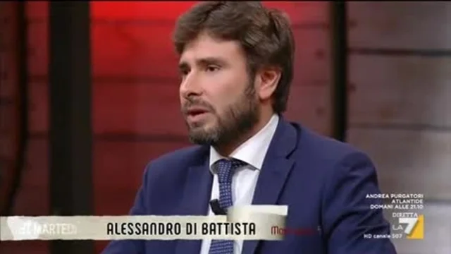 Alessandro Di Battista: 'Conta la credibilità, io non ho atteso una legge per tagliarmi lo stipendio'