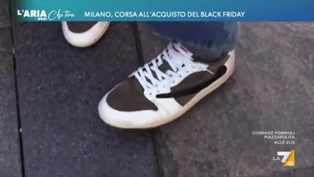 Milano, corsa all'acquisto del Black Friday