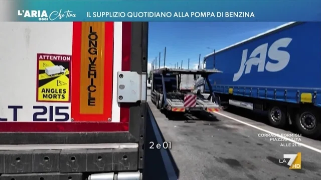 Il supplizio quotidiano alla pompa di benzina