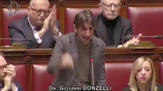 Caso Cospito, Donzelli attacca la sinistra: "Sta con lo Stato o coi terroristi?". E in Aula scoppia il caos